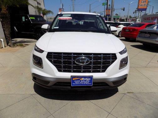 Lunar White 2025 Hyundai VENUE SEL