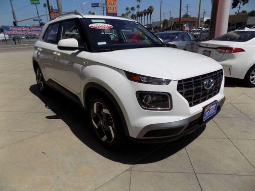 Lunar White 2025 Hyundai VENUE SEL