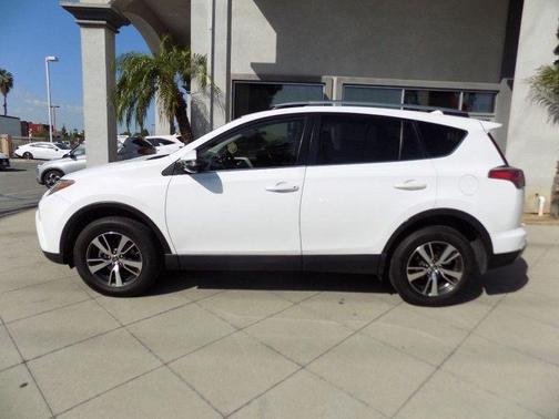 Super White 2018 Toyota RAV4 XLE