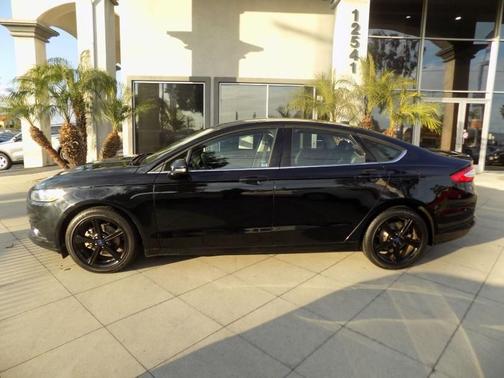 Photo 3 of 32 of 2016 Ford Fusion SE