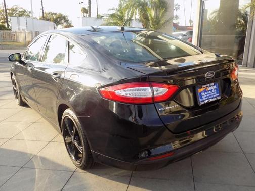 Photo 4 of 32 of 2016 Ford Fusion SE
