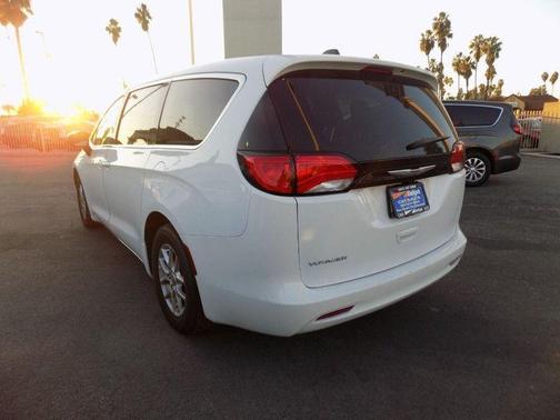 2023 Chrysler Voyager LX