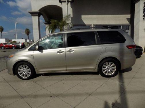 2017 Toyota Sienna XLE