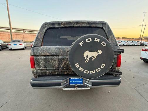 1988 Ford Bronco XLT 2D Utility 4WD