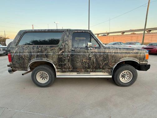 1988 Ford Bronco XLT 2D Utility 4WD