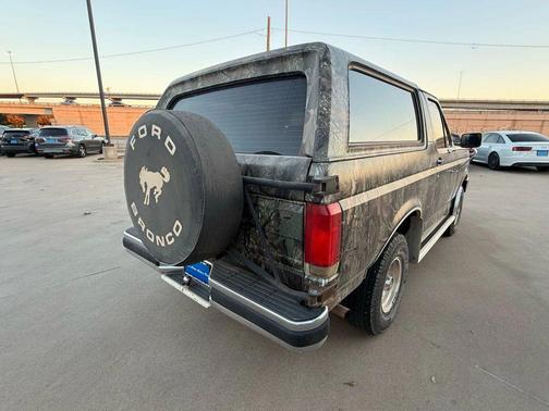 1988 Ford Bronco XLT 2D Utility 4WD