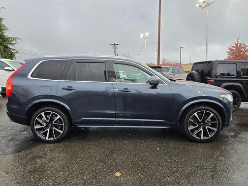 2021 Volvo XC90 T6 Momentum