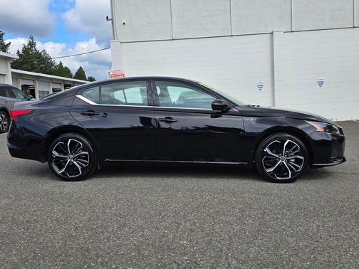 Super Black 2025 Nissan Altima SR FWD