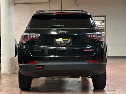 Diamond Black Crystal Pearlcoat 2020 Jeep Compass Trailhawk