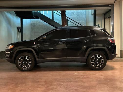 Diamond Black Crystal Pearlcoat 2020 Jeep Compass Trailhawk