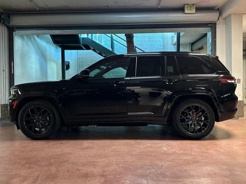 Diamond Black Crystal Pearlcoat 2025 Jeep Grand Cherokee 4xe Summit Reserve