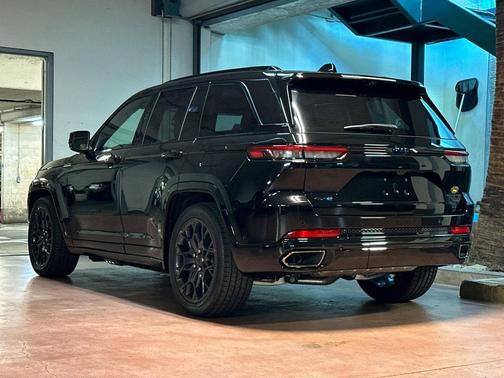 Diamond Black Crystal Pearlcoat 2025 Jeep Grand Cherokee 4xe Summit Reserve