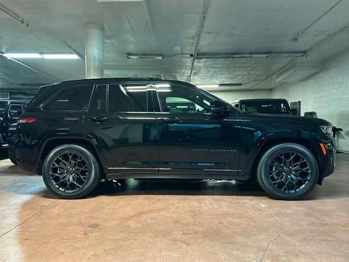 Diamond Black Crystal Pearlcoat 2025 Jeep Grand Cherokee 4xe Summit Reserve