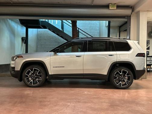 Silver Zynith Clearcoat 2026 Jeep Cherokee Overland