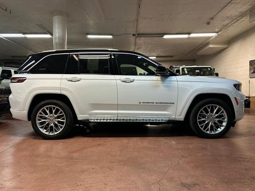 Bright White Clearcoat 2023 Jeep Grand Cherokee 4xe Summit