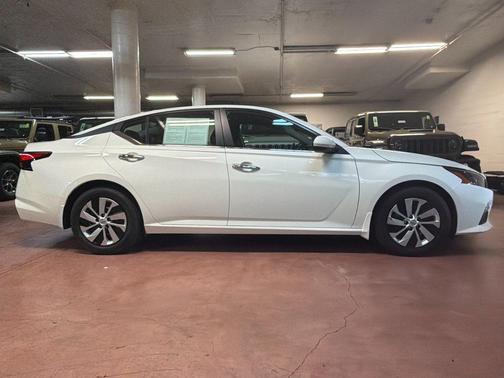 Glacier White 2022 Nissan Altima S FWD