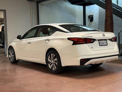 Glacier White 2022 Nissan Altima S FWD