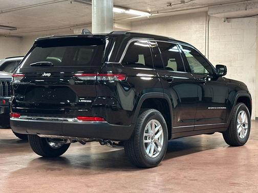 Diamond Black Crystal Pearlcoat 2026 Jeep Grand Cherokee Laredo