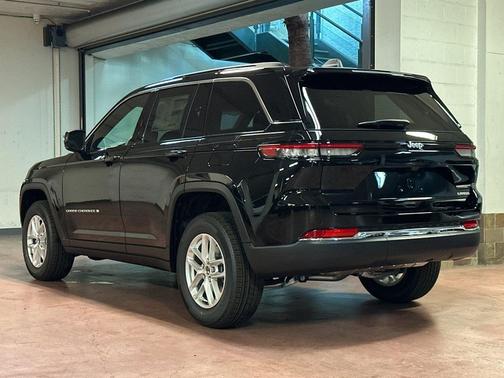 Diamond Black Crystal Pearlcoat 2026 Jeep Grand Cherokee Laredo