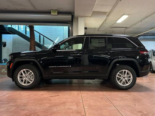 Diamond Black Crystal Pearlcoat 2026 Jeep Grand Cherokee Laredo