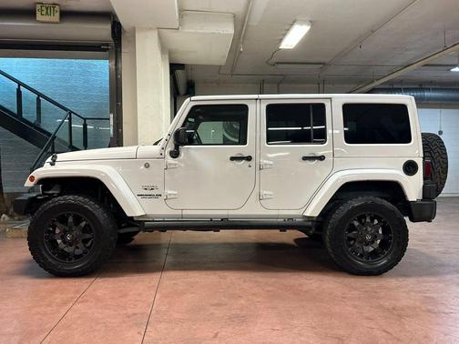 Bright White Clearcoat 2016 Jeep Wrangler Unlimited Sahara