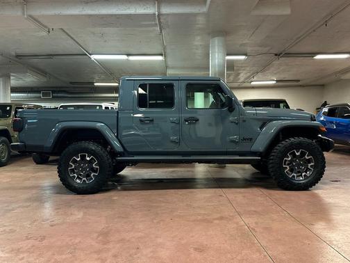 Anvil Clearcoat 2026 Jeep Gladiator Sahara 4x4