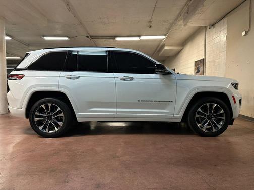 Bright White Clearcoat 2023 Jeep Grand Cherokee 4xe Overland