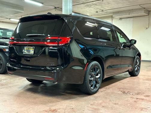 Diamond 2027 Chrysler Pacifica Limited