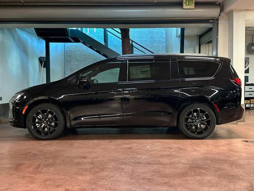 Diamond 2027 Chrysler Pacifica Limited