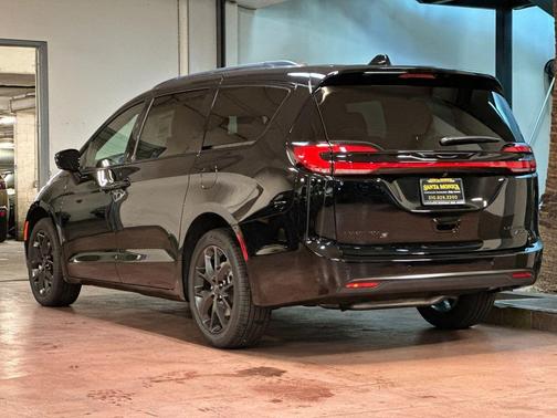 Diamond 2027 Chrysler Pacifica Limited