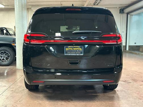 Diamond 2027 Chrysler Pacifica Limited