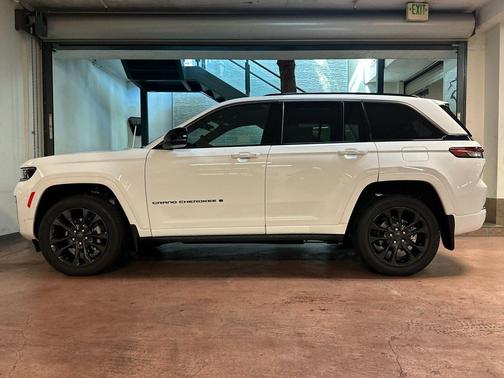 Bright White Clearcoat 2026 Jeep Grand Cherokee Limited