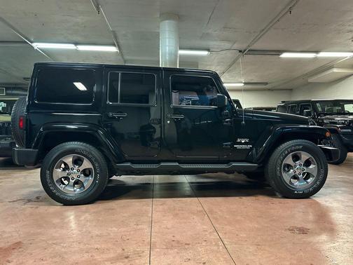 Black Clearcoat 2016 Jeep Wrangler Unlimited Sahara