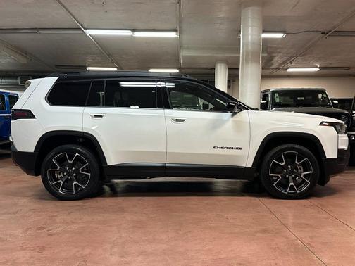 Bright White Clearcoat 2026 Jeep Cherokee Overland