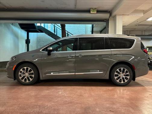 2025 Chrysler Pacifica L