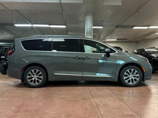 2025 Chrysler Pacifica L