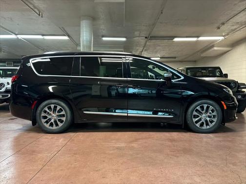 2025 Chrysler Pacifica L
