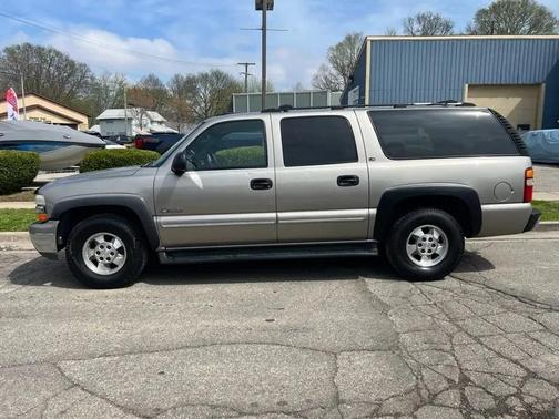 Tan 2000 Chevrolet Suburban 1500