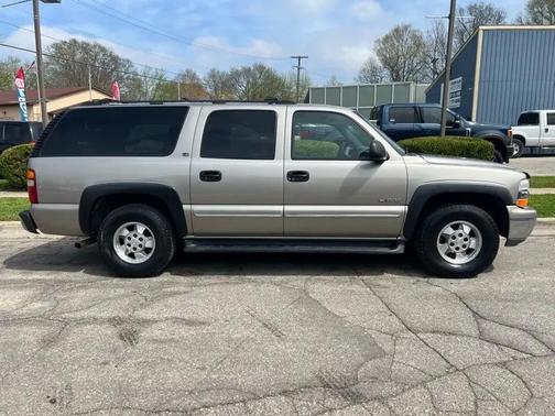 Tan 2000 Chevrolet Suburban 1500