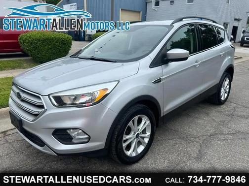 Ingot Silver Metallic 2018 Ford Escape SE