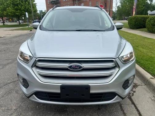 Ingot Silver Metallic 2018 Ford Escape SE