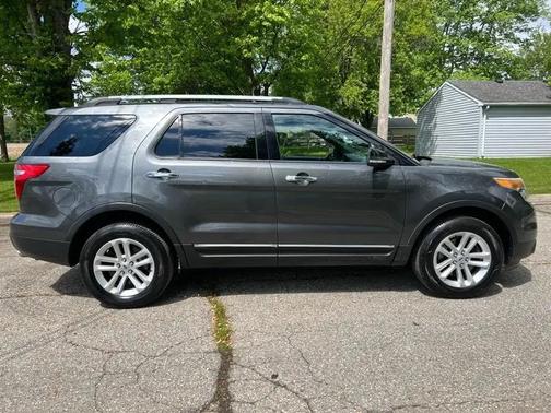 Gray 2015 Ford Explorer XLT