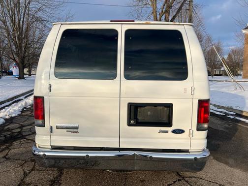 2009 Ford E350 Super Duty XL Wagon