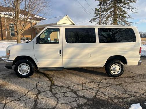 2009 Ford E350 Super Duty XL Wagon