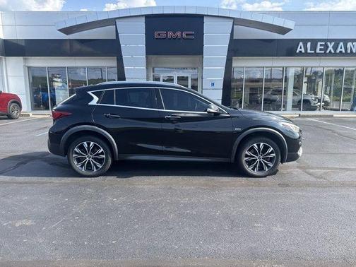 2018 INFINITI QX30 Luxury