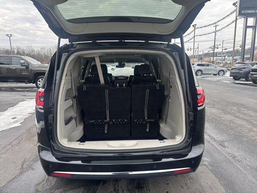 2024 Chrysler Pacifica Touring-L