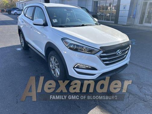 Dazzling White 2017 Hyundai TUCSON SE