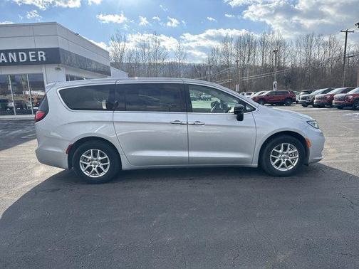2024 Chrysler Pacifica Touring-L