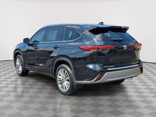 Midnight Black Metallic 2022 Toyota Highlander Platinum