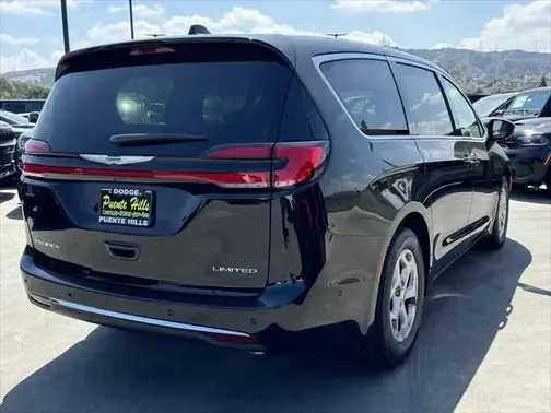 Diamond Black Crystal Pearl-Coat Exterior Paint 2024 Chrysler Pacifica Limited
